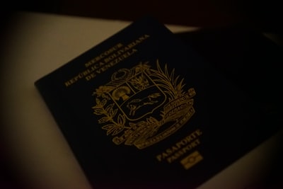 白色表面的委内瑞拉护照